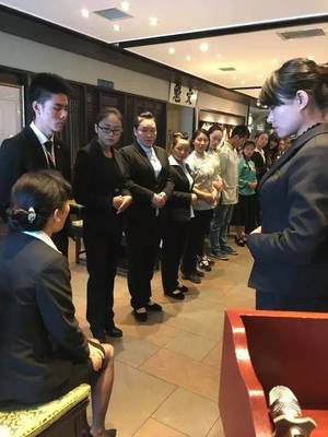 昆明佳華廣場酒店服務精英助力福照樓，共筑云南餐飲服務新標桿——記禮儀禮節、微笑與問候專項培訓會